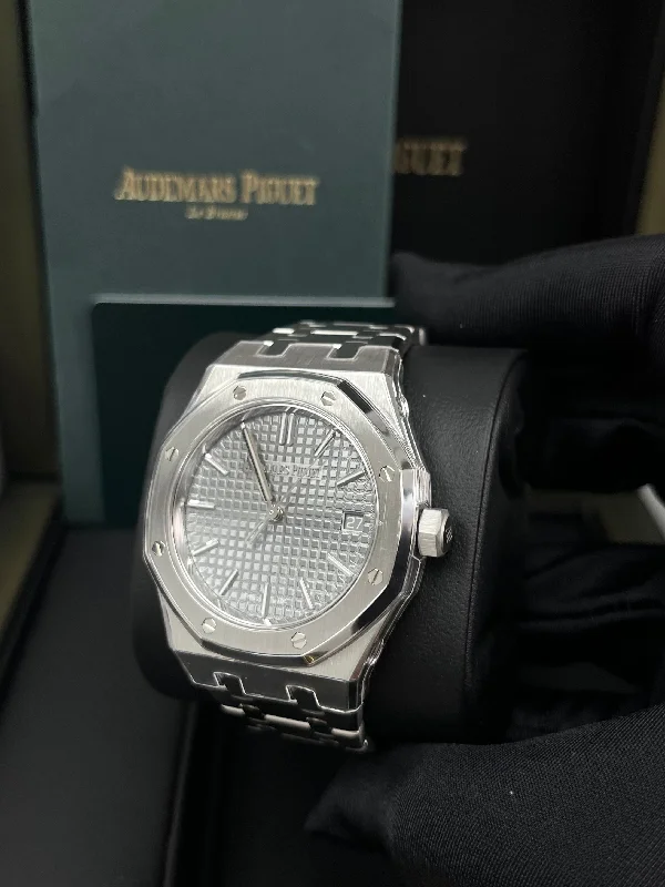 audemars-piguet-royal-oak-50th-anniversary-37mm-grey-dial-reference-15550st-oo-1356st-03