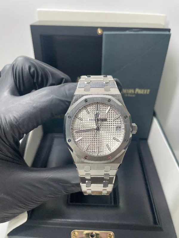 audemars-piguet-royal-oak-selfwinding-stainless-steel-with-44mm-silver-dial-ref-15500st-oo-1220st-04