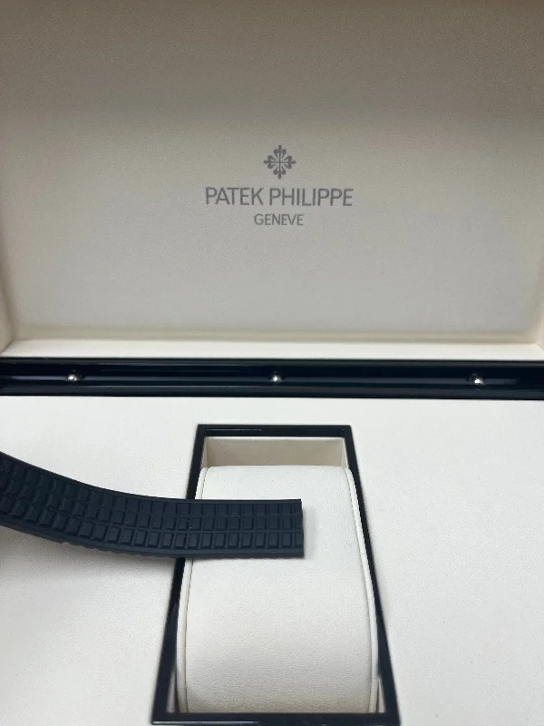 patek-philippe-aquanaut-luce-black-dial-steel-case-with-diamonds-ref-5267-200a-001