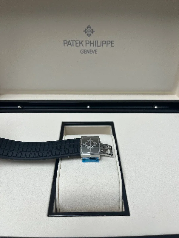 patek-philippe-aquanaut-luce-black-dial-steel-case-with-diamonds-ref-5267-200a-001