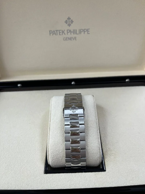 patek-philippe-nautilus-annual-calendar-stainless-steel-blue-dial-40-5mm-moon-phase-5726-ref-5726-1a-014