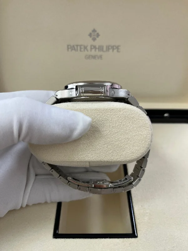 patek-philippe-nautilus-annual-calendar-stainless-steel-blue-dial-40-5mm-moon-phase-5726-ref-5726-1a-014