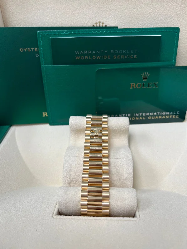 rolex-day-date-40-yellow-gold-silver-roman-dial-fluted-bezel-ref-228238